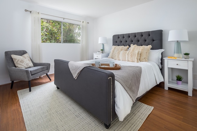 Building Photo - The Dahlia