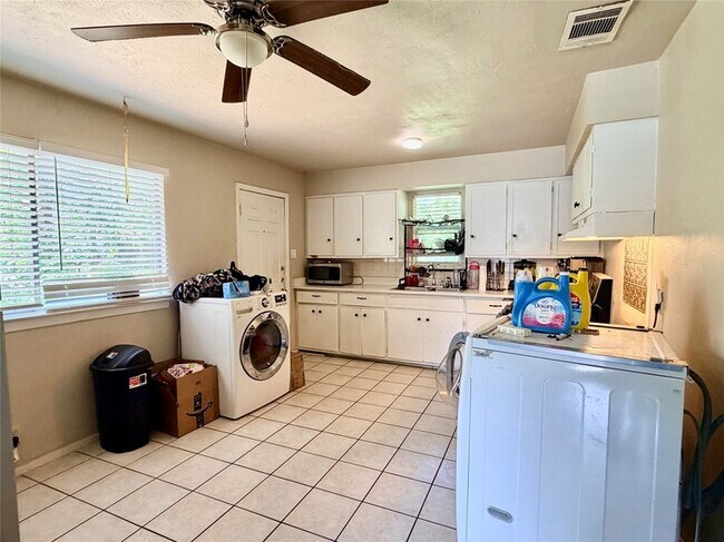 Photo - 1412 Oakwood Dr