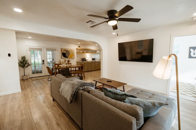 Building Photo - 1824 N 12th St Unit ID1352454P