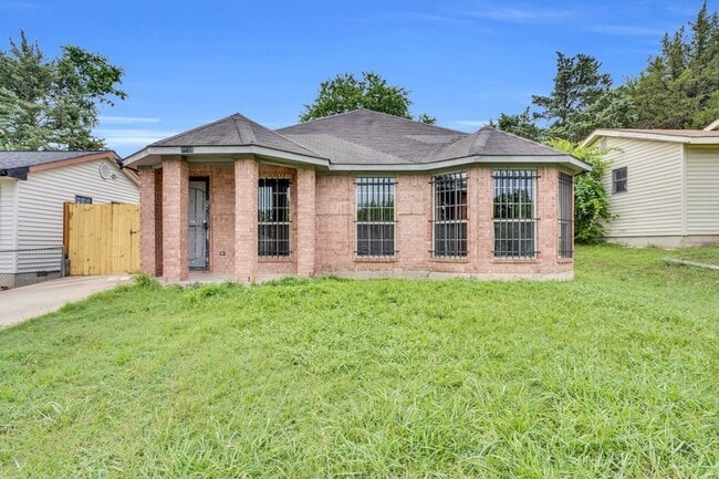 Photo - 2520 Fatima Ave