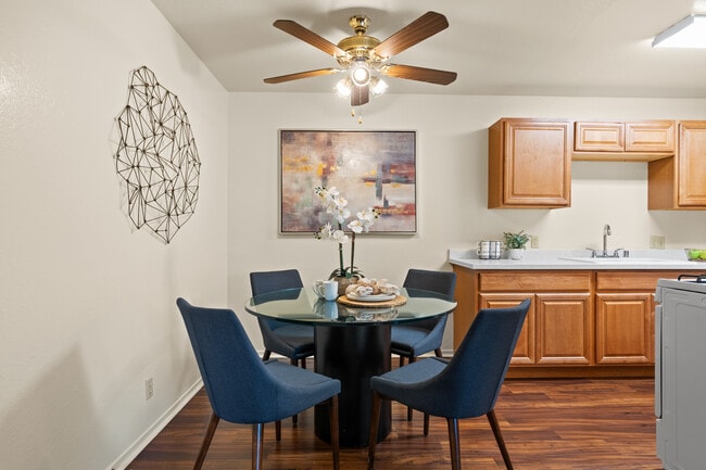 Dining area - Plum Orchard Apartments