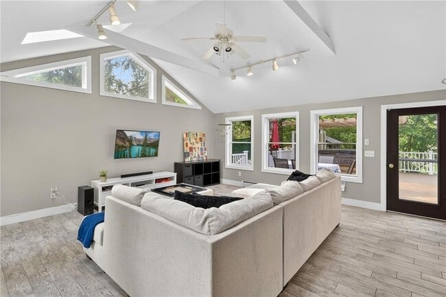 Photo - 204 Roat St
