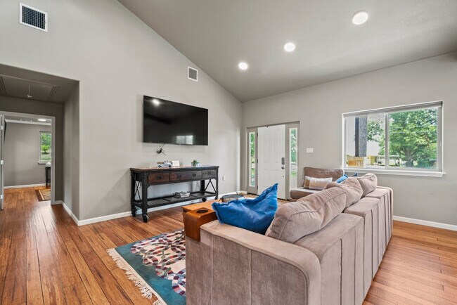 Photo - 1740 W Live Oak St Unit ID1253746P