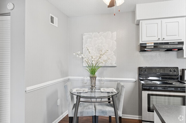 Hereford 1BR, 1BA - 550SF - Dining Room - Duke Manor- Students save up to 10%!
