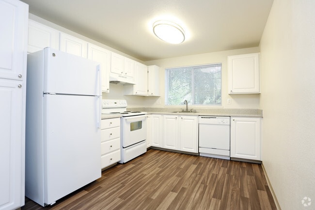 Photo - Bay Club Apartments