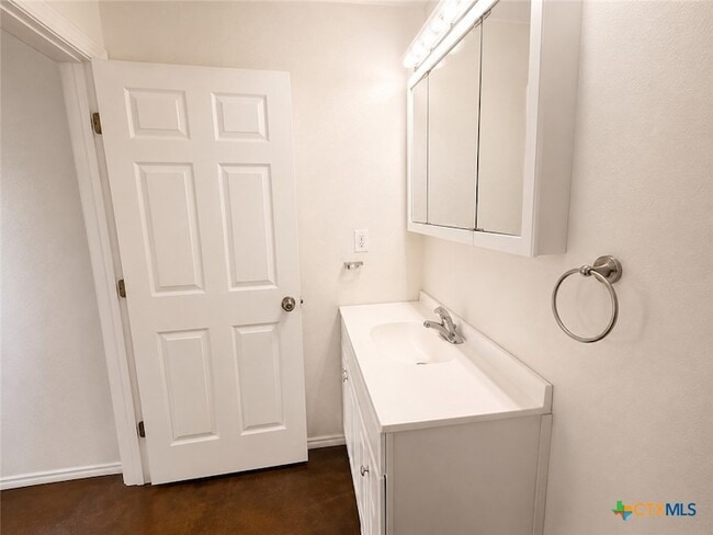 Photo - 661 W Austin St
