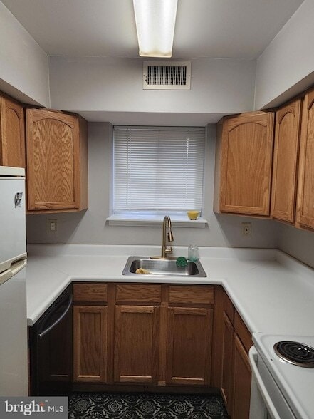 Photo - 8030-8000 Ditman St