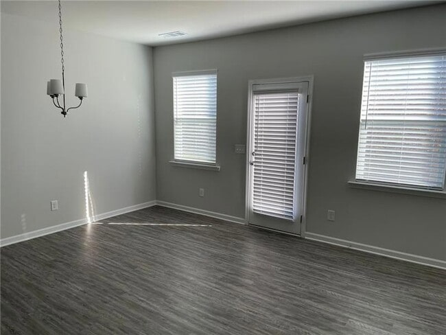 Photo - 92 Shelter Ln E