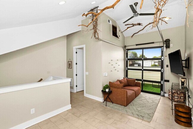 Photo - 776 E Argyle Ave Unit ID1312347P