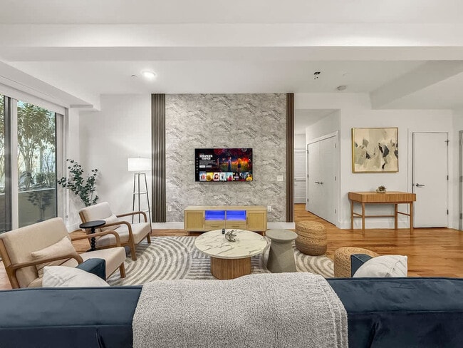 Photo - 236 W Thompson St Unit ID1055773P