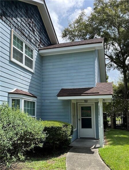 Building Photo - 1002 Dr