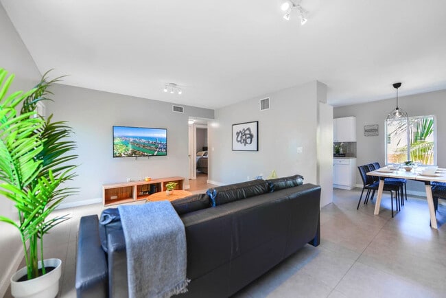 Building Photo - 437 NE 69th St Unit SI FL2-ID1022318P