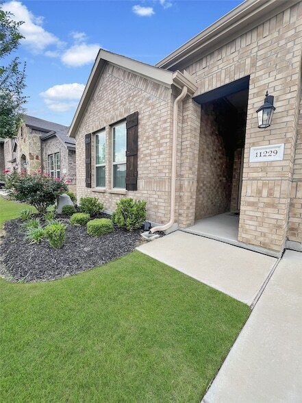Photo - 11229 Yellow Rose Wy