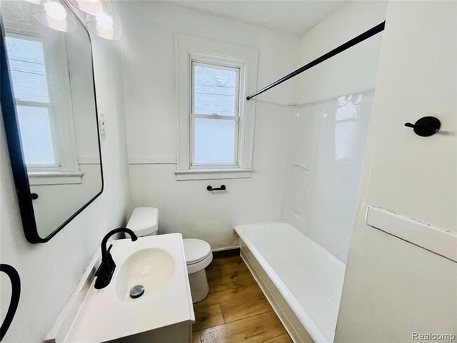 Photo - 3548 St Clair St