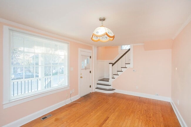 Photo - 909 Clarke St