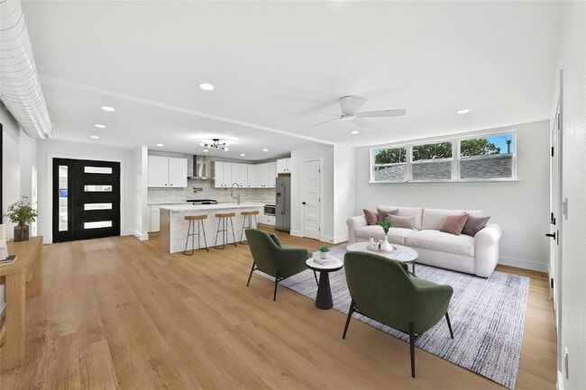 Photo - 815 Buckingham Pl