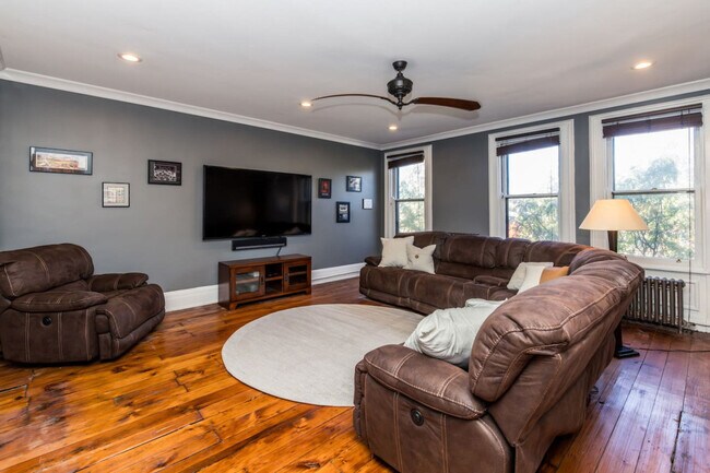 Photo - 215 W 9th St Unit ID1056144P