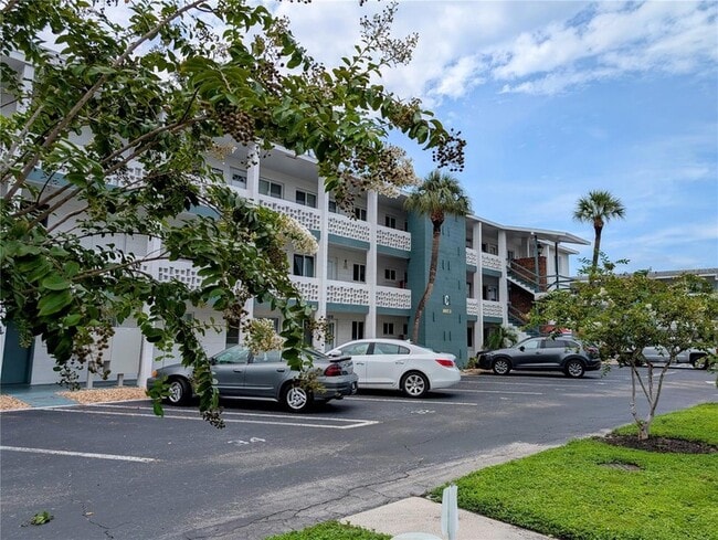 Building Photo - 5908 17th St W Unit C36