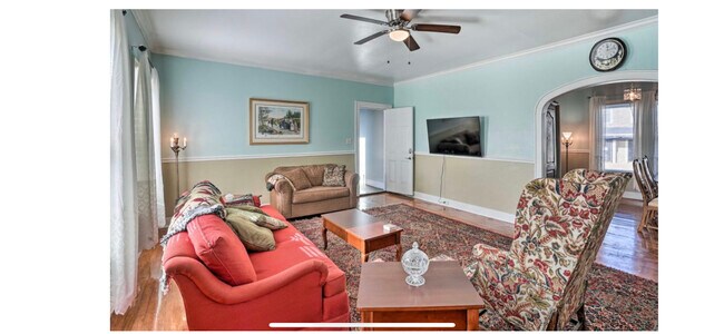 Photo - 322 College St