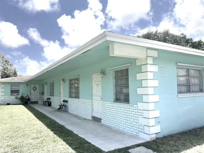 Building Photo - 886 NE 35th St Unit 1