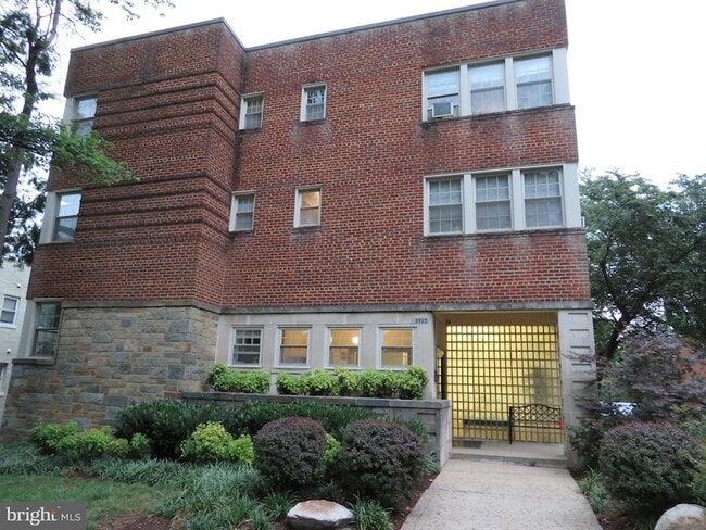 Building Photo - 3925 Davis Pl NW Unit B1