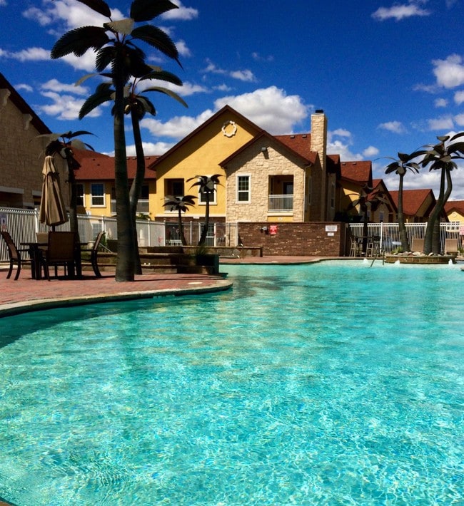 Beautiful Pool - Lantana Gardens