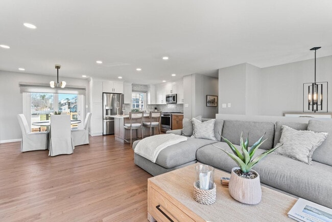 Photo - 445 S Riverside Dr Unit ID1351975P