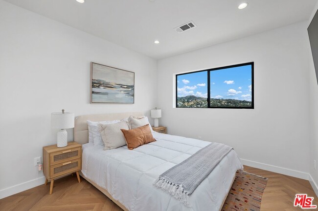 Photo - 2043-2047 Paramount Dr