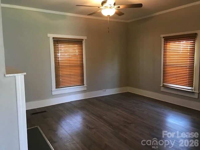 Photo - 213 W King St