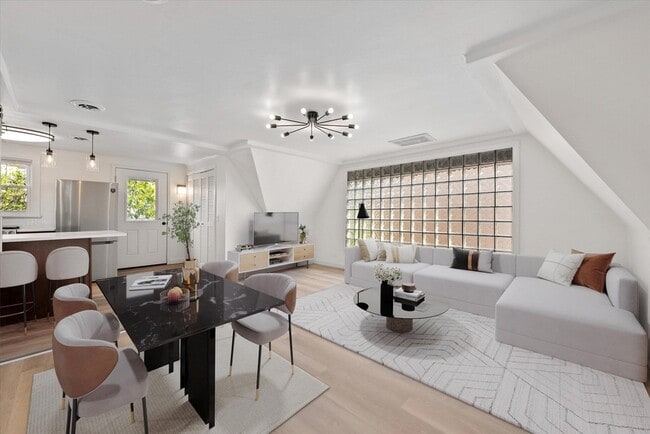 Building Photo - 2026 E Kenilworth Pl