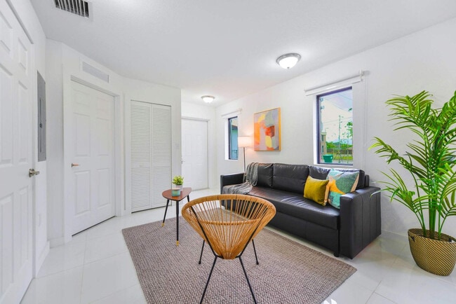 Building Photo - 2241 NW 50th St Unit SI FL1-ID1230847P