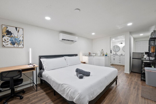 Building Photo - 4030 W Lincoln St Unit ID1244343P