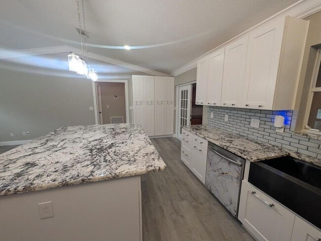 Photo - 625 Coconut Ave N