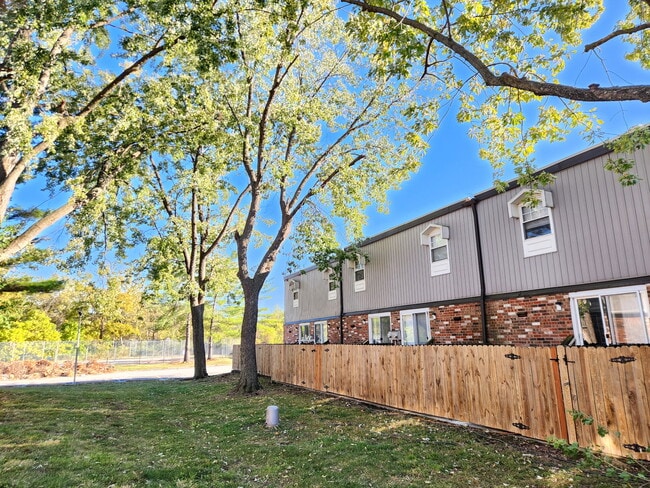 Building Photo - Chez Paree Apartments and Townhomes