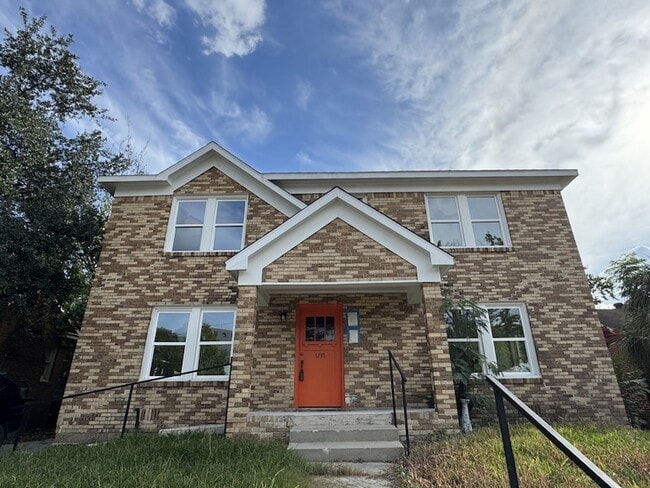 Building Photo - 1235 W Gray St Unit 4