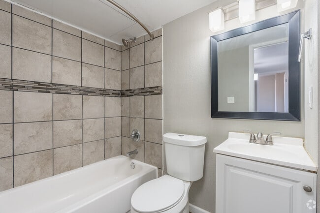 2BA, 1.5BA - 725SF - Bathroom - Lincoln Heights