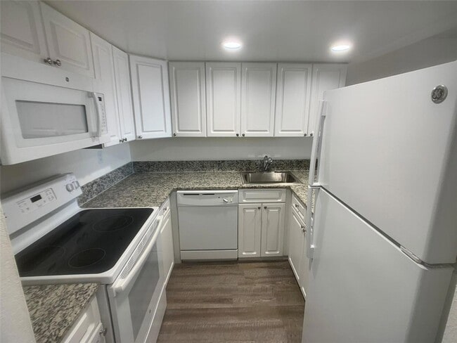 Building Photo - 19455 NE 10th Ave Unit 2-122