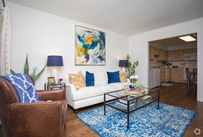 2BR, 2BA - 1,150 SF - Edenborn Courts and Gardens