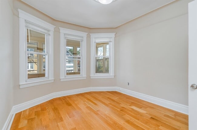 Photo - 124 W 54th St