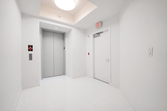 Building Photo - 851 NE 1st Ave Unit 1110