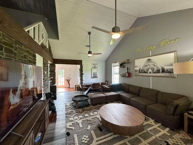 Photo - 896 Vaughn Rd