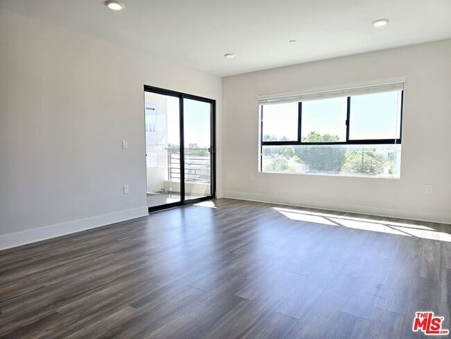 Photo - 5030 Rosewood Ave