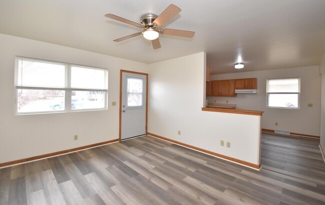 Photo - 3042 Hamlin Ave