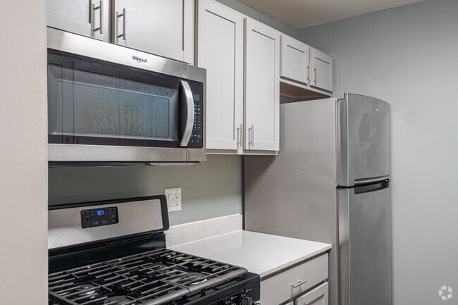 2BR, 1BA - 890SF - Kitchen - Green Oaks Apartments