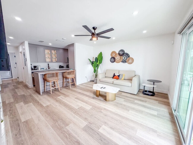 Building Photo - 8115 Thomas Dr Unit ID1354964P