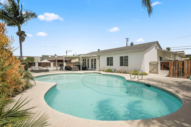 Photo - 4625 Glacier Ave