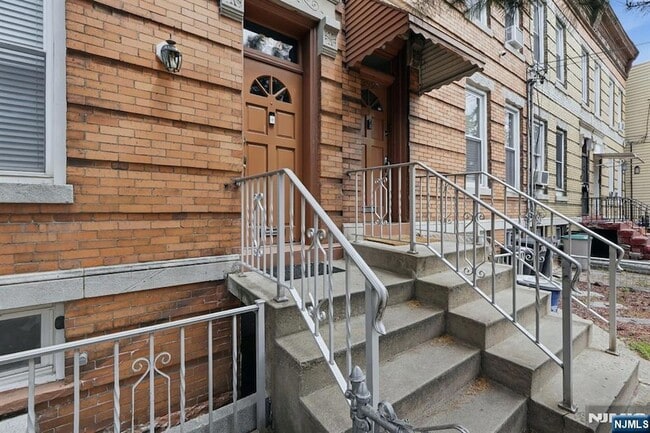 Photo - 394 Woodlawn Ave Unit 2
