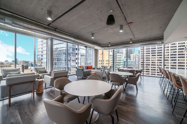 Photo - 215 W Lake St Unit ID1028852P