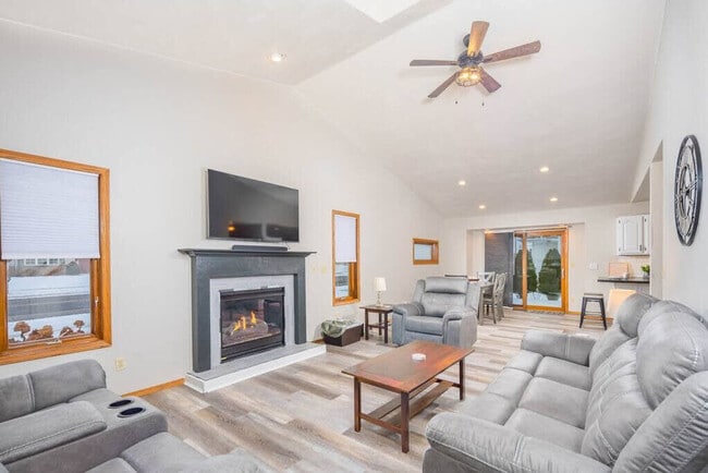 Building Photo - N307 Eastowne Ct Unit ID1061648P