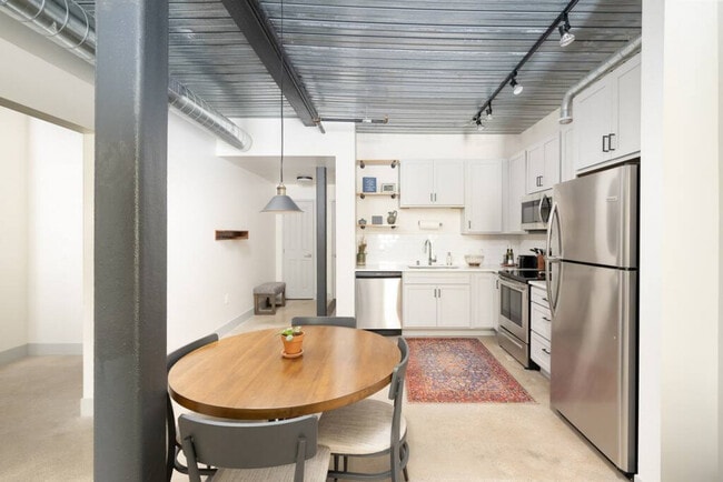 Photo - 1009 W Juneau Ave Unit ID1379001P